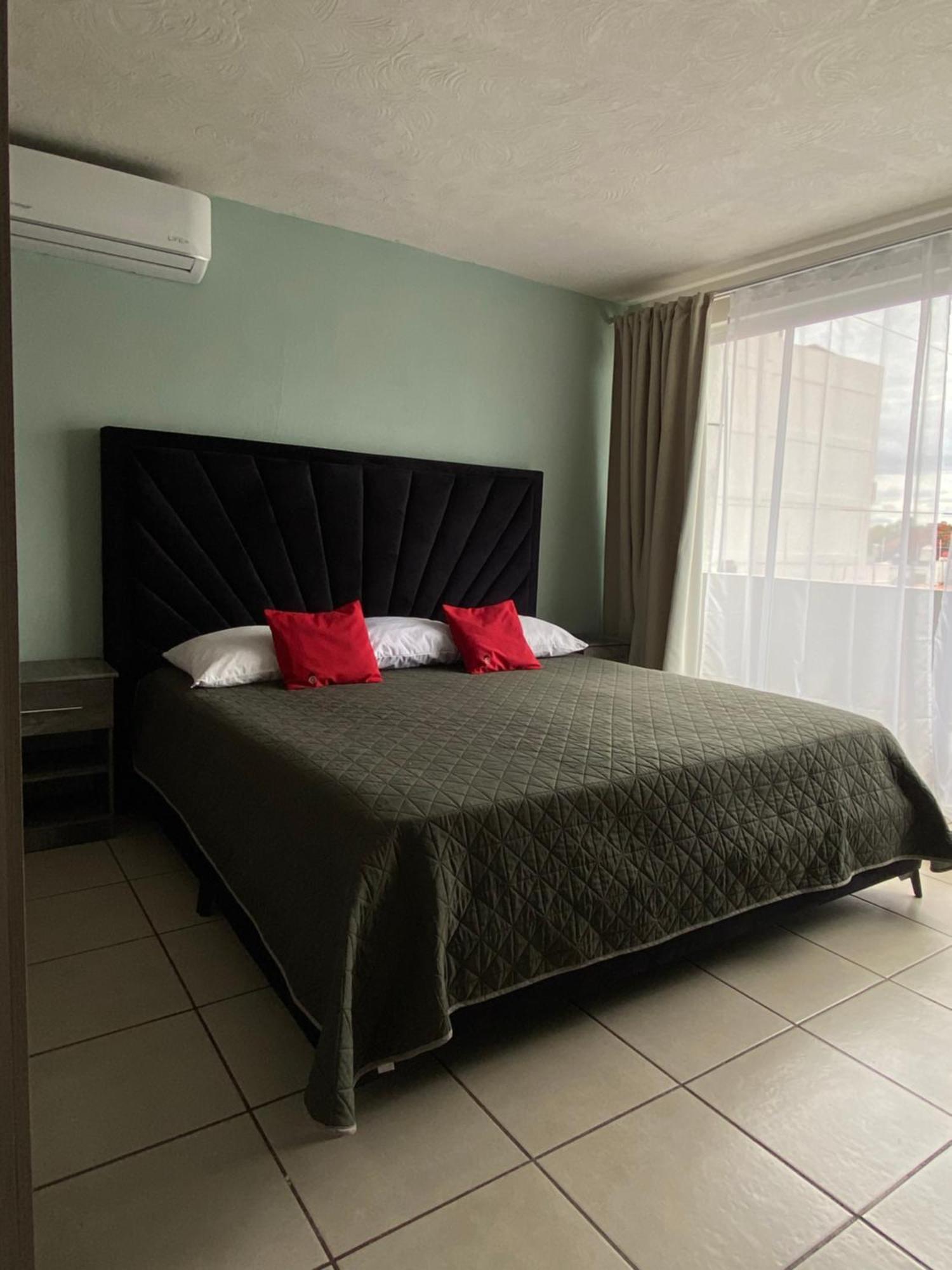 1 Venator House Boutique Aparthotel Леон Екстериор снимка
